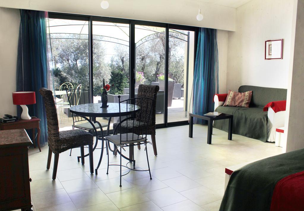 Maison D'Hotes Bleu Azur Tourrettes-sur-Loup Rum bild