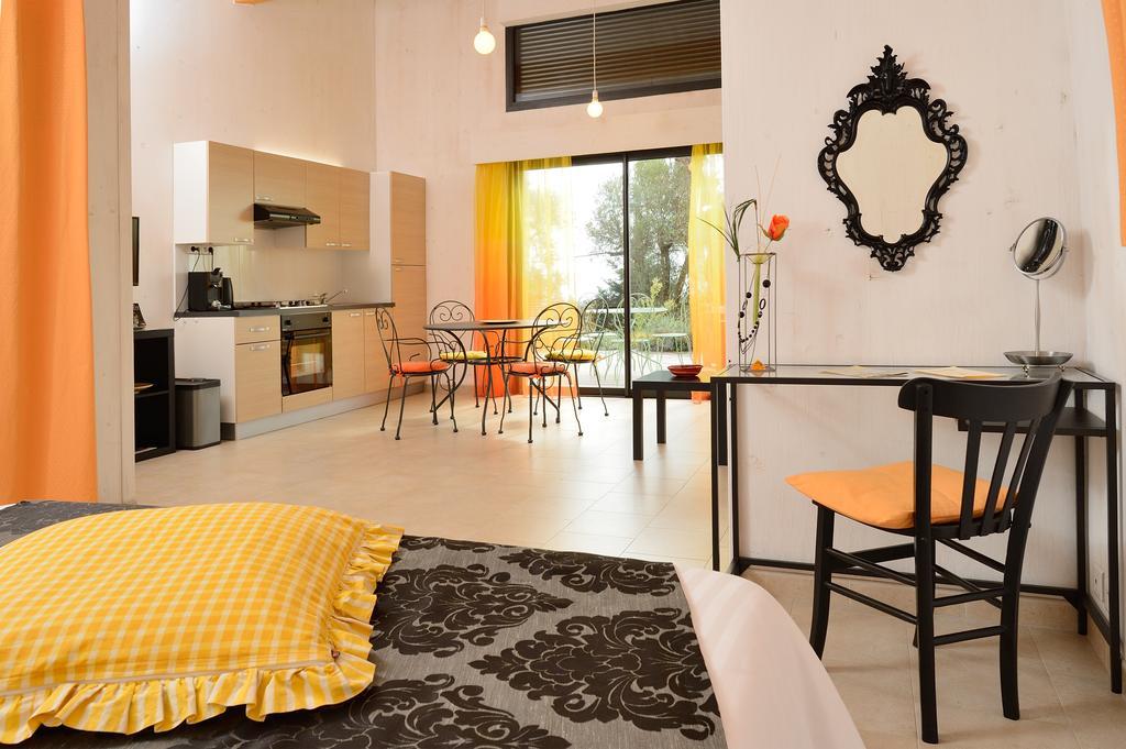 Maison D'Hotes Bleu Azur Tourrettes-sur-Loup Rum bild